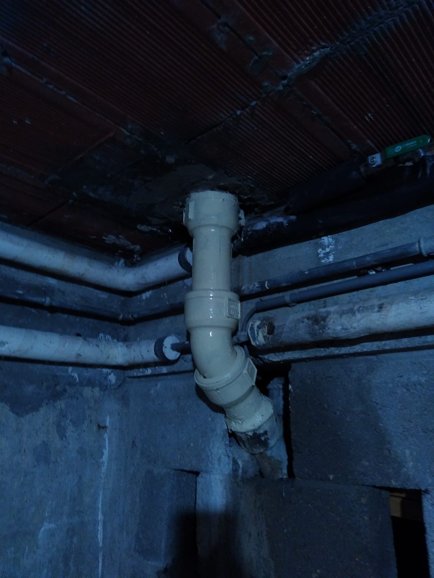 Zone de cave humidifiée par la fuite colonne EV